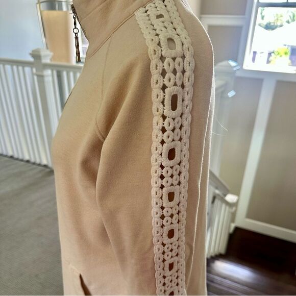 Lilly Pulitzer cream colored, Skipper Popover with lace detail. - Picture 3 of 8